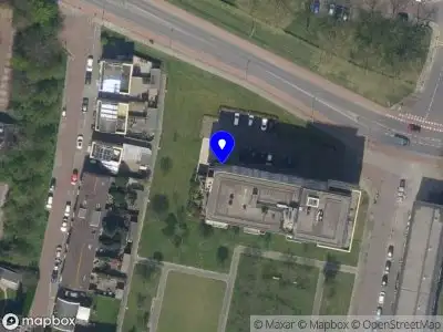 Ambulance met grote spoed naar de Lotustuin in Rotterdam