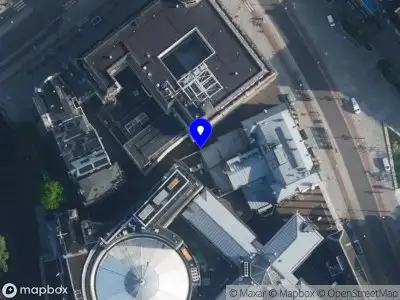 Ambulance met gepaste spoed naar de Hirschpassage in Amsterdam