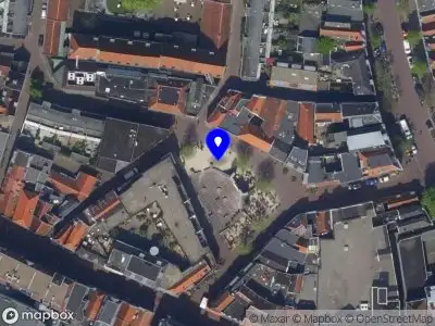 Ambulance met gepaste spoed naar de Vrouwenkerkhof in Leiden