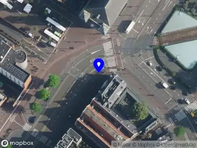 Ambulance met gepaste spoed naar de Waterlooplein in Amsterdam