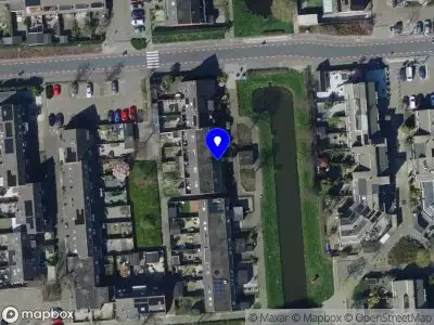 Brandweer met grote spoed naar de Krekelveen in Spijkenisse vanwege personen te water