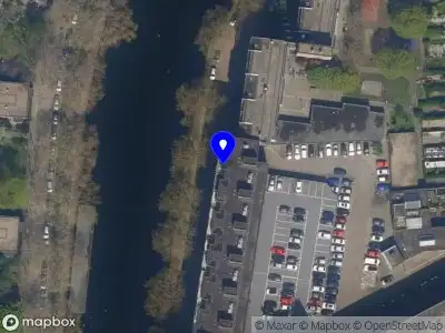 Ambulance met grote spoed naar de Linker Rottekade in Rotterdam