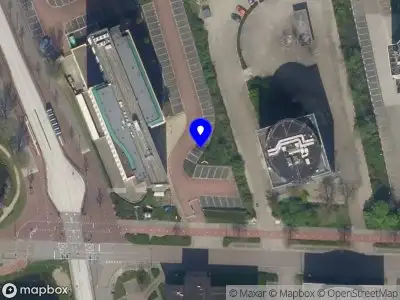 Brandweer met gepaste spoed naar de Rivium 1e straat in Capelle aan den IJssel vanwege een liftopsluiting