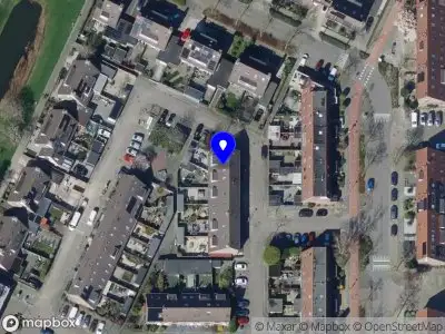Ambulance met grote spoed naar de Van der Dussenvliet in Barendrecht