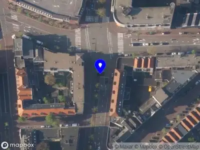 Ambulance met grote spoed naar de Oranjeboomstraat in Leiden