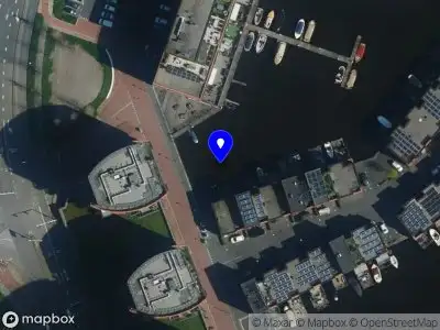 Ambulance met gepaste spoed naar de Botterboulevard in Haarlem