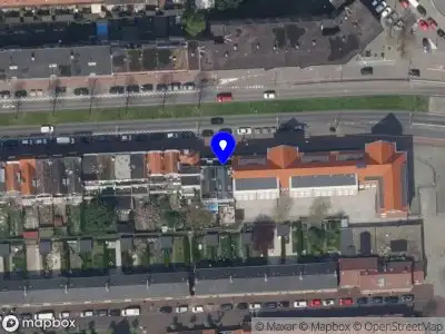 Ambulance met grote spoed naar de Strevelsweg in Rotterdam