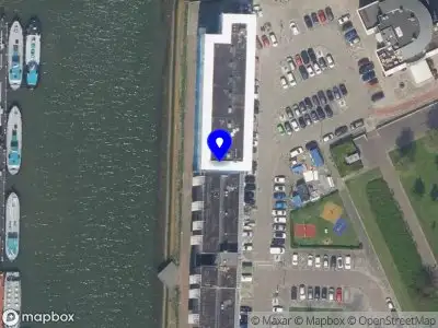 Ambulance met grote spoed naar de Sint-Janshaven in Rotterdam