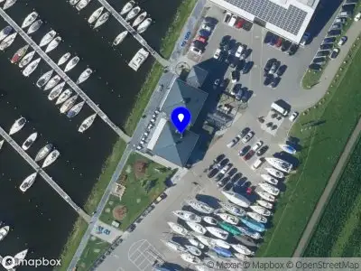 Ambulance met grote spoed naar de Nieuwe Haven in Andijk