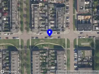 Politie naar de Ledastraat in Rotterdam vanwege voertuigen te water