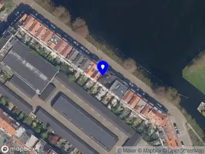 Ambulance met grote spoed naar de Prins Bernhardkade in Rotterdam