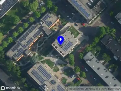 Ambulance met grote spoed naar de Ingenhouszhof in Amsterdam