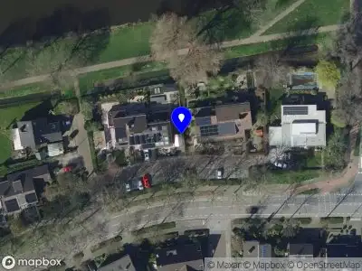 Ambulance met gepaste spoed naar de Muiderslot in Zwijndrecht