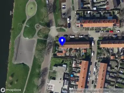 Ambulance met grote spoed naar de President Paterstraat in Hellevoetsluis