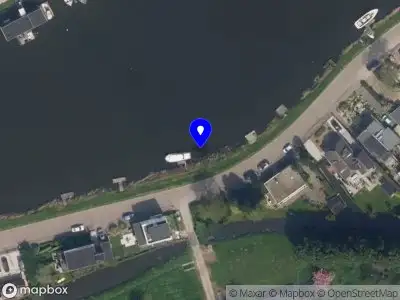 Ambulance met grote spoed naar de Bergse Linker Rottekade in Rotterdam