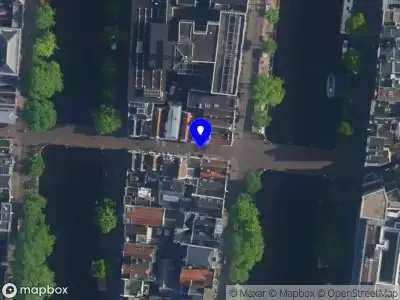 Ambulance met gepaste spoed naar de Oude Spiegelstraat in Amsterdam