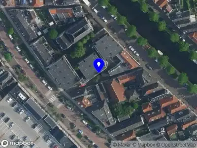Brandweer met gepaste spoed naar de Klaas Listinghsteeg in Weesp vanwege afhijsen patient