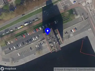 Ambulance met gepaste spoed naar de Coolhaven in Rotterdam