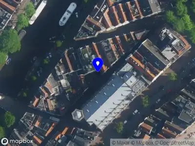 Ambulance met grote spoed naar de Teerketelsteeg in Amsterdam