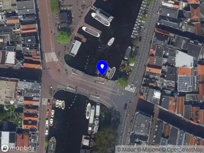 Ambulance met gepaste spoed naar de Blauwpoortsbrug in Leiden