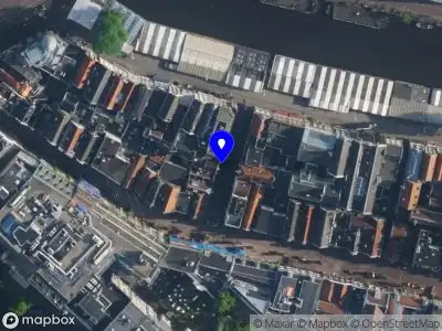 Ambulance met gepaste spoed naar de Sint Jorisstraat in Amsterdam