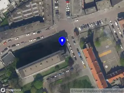 Ambulance met grote spoed naar de Zwartewaalstraat in Rotterdam