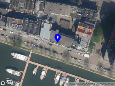 Ambulance met grote spoed naar de Admiraliteitskade in Rotterdam