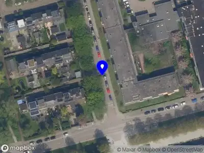 Ambulance met grote spoed naar de Van der Helmstraat in Rotterdam