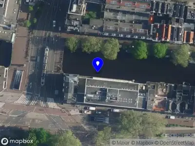 Ambulance met grote spoed naar de Eerste Weteringplantsoen in Amsterdam