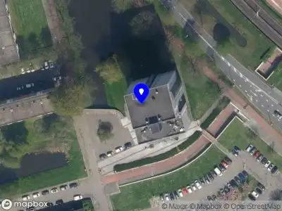 Ambulance met grote spoed naar de Den Uylsingel in Rotterdam