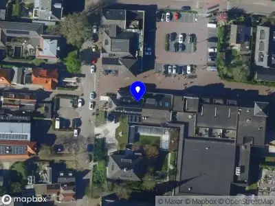 Ambulance met grote spoed naar de Theresiaplein in Warmenhuizen