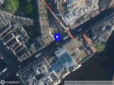 Ambulance met grote spoed naar de Nieuwe Doelenstraat in Amsterdam