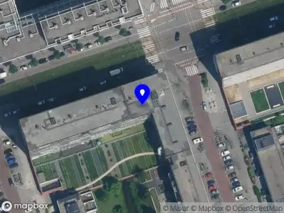 Ambulance met grote spoed naar de Pieter Calandlaan in Amsterdam