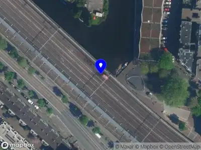 Ambulance met grote spoed naar de Tussen de Bogen in Amsterdam