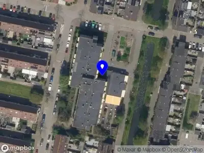 Ambulance met grote spoed naar de Loevesteinsingel in Rotterdam