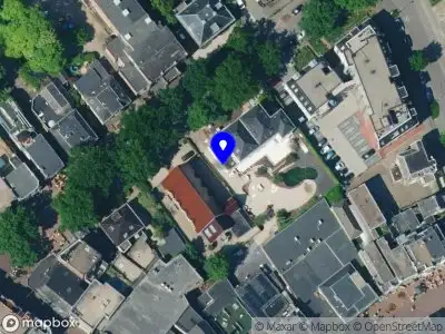 Brandweer met gepaste spoed naar de Burgemeester Des Tombeplein in Apeldoorn vanwege stormschade