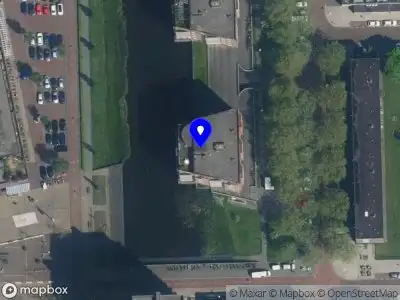 Ambulance met grote spoed naar de Lambertus Zijlplein in Amsterdam