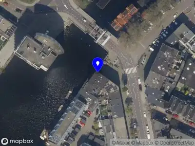 Ambulance met gepaste spoed naar de Rozenburgsestraat in Schiedam