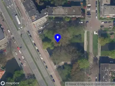 Ambulance met grote spoed naar de Statensingel in Rotterdam