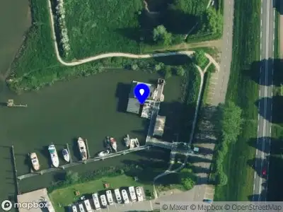 112 melding Politie naar de Veerweg in Wijhe vanwege personen te water