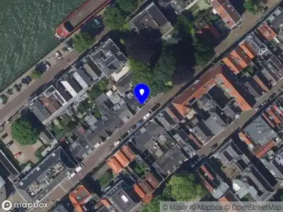 Ambulance met grote spoed naar de Binnen Walevest in Dordrecht