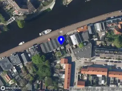 Ambulance met grote spoed naar de Delftsekade in Leidschendam
