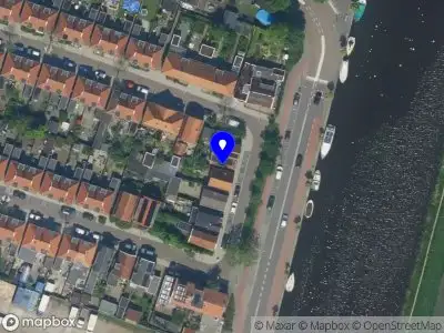 Ambulance met grote spoed naar de Nassaukade in Krommenie