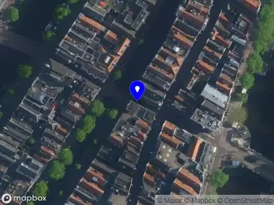 Ambulance met gepaste spoed naar de Korte Stormsteeg in Amsterdam