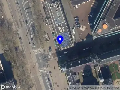 Ambulance met grote spoed naar de Coolsingel in Rotterdam