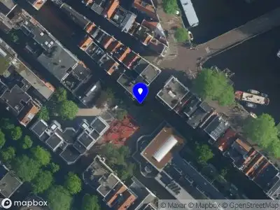 Ambulance met gepaste spoed naar de Nieuwe Jonkerstraat in Amsterdam