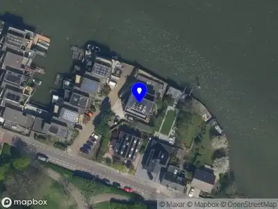 Ambulance met grote spoed naar de Aquamarijn in Krimpen aan den IJssel