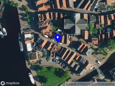 Brandweer met gepaste spoed naar de Brouwerstraat in Blokzijl vanwege waarnemen gaslucht