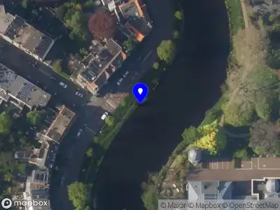 Ambulance met grote spoed naar de Witte Rozenstraat in Leiden