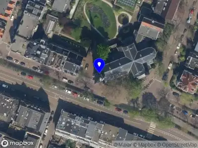 Ambulance met grote spoed naar de Oostzeedijk Beneden in Rotterdam